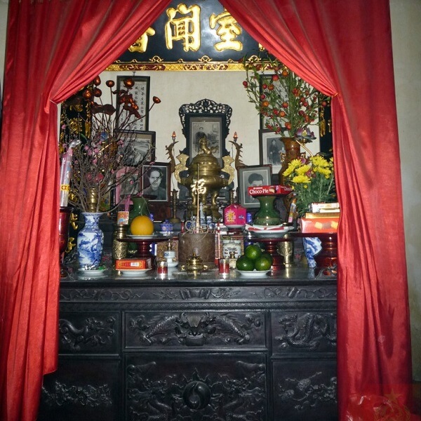 treo ảnh Phật trên bàn thờ Gia Tiên được ko
