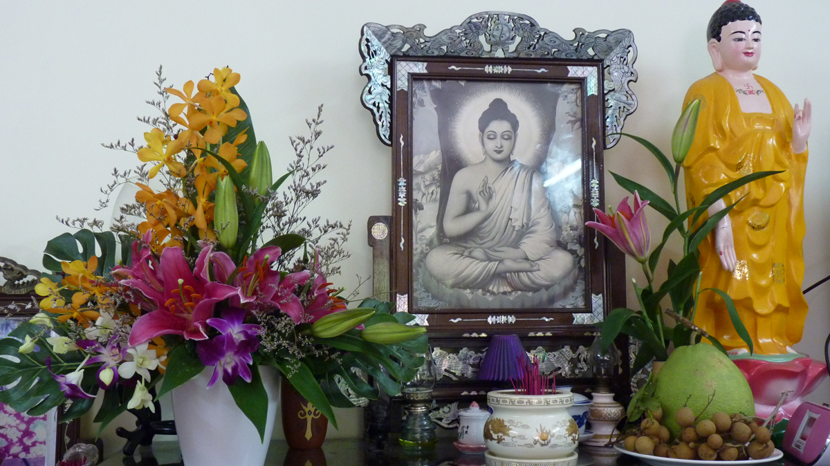 cách đặt bình hoa trên bàn thờ Phật