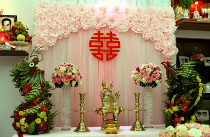 cách cắm hoa trang trí bàn thờ ngày cưới