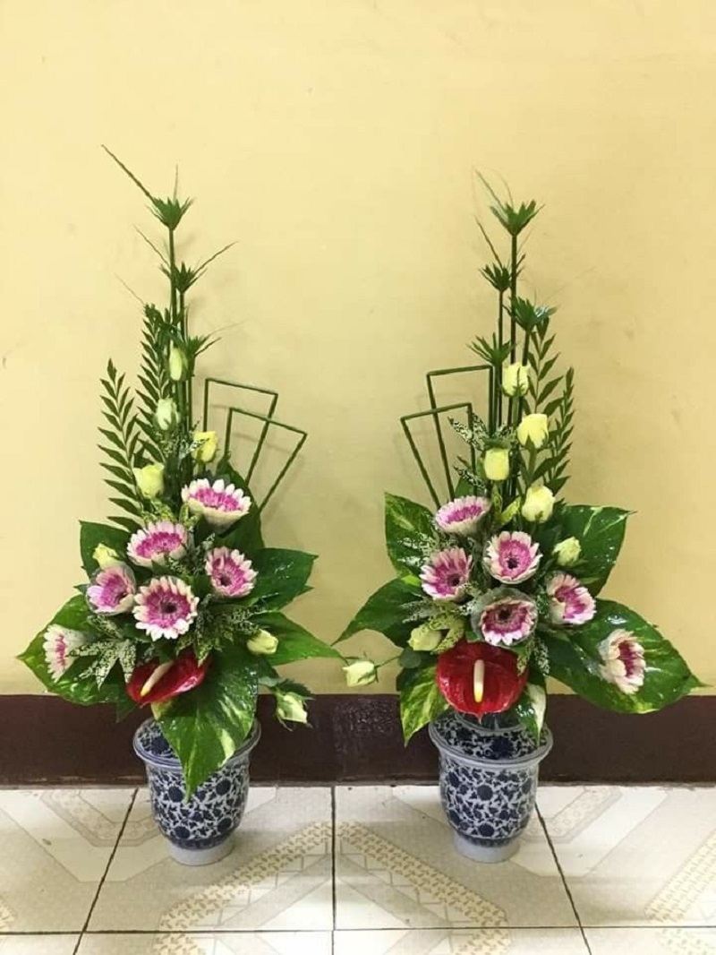 cách cắm hoa để bàn thờ ngày cưới