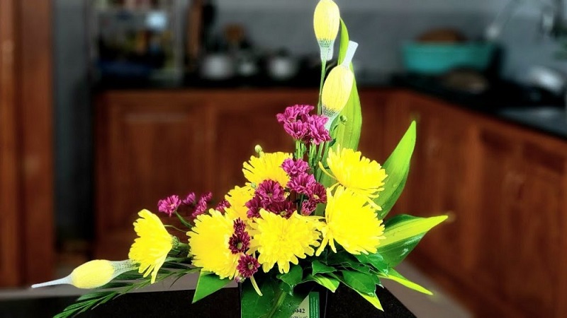 các loại cắm hoa cúc vàng nhằm bàn thờ