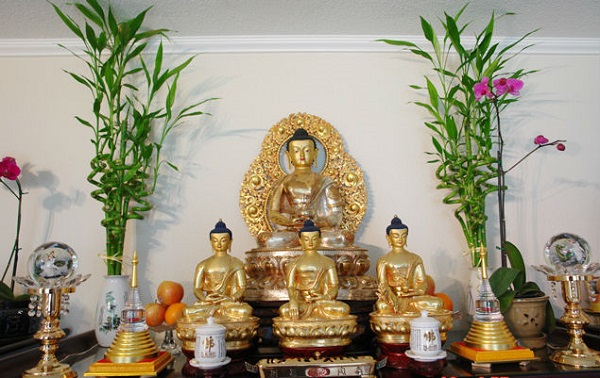 cắm hoa ly bàn thờ Phật