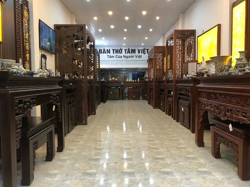 showroom trưng bày bàn thờ của Tâm Việt